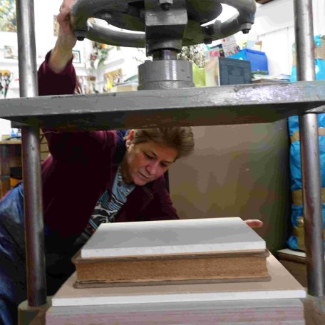 Margit Hartl an der Buchpresse, © Verena Wolf