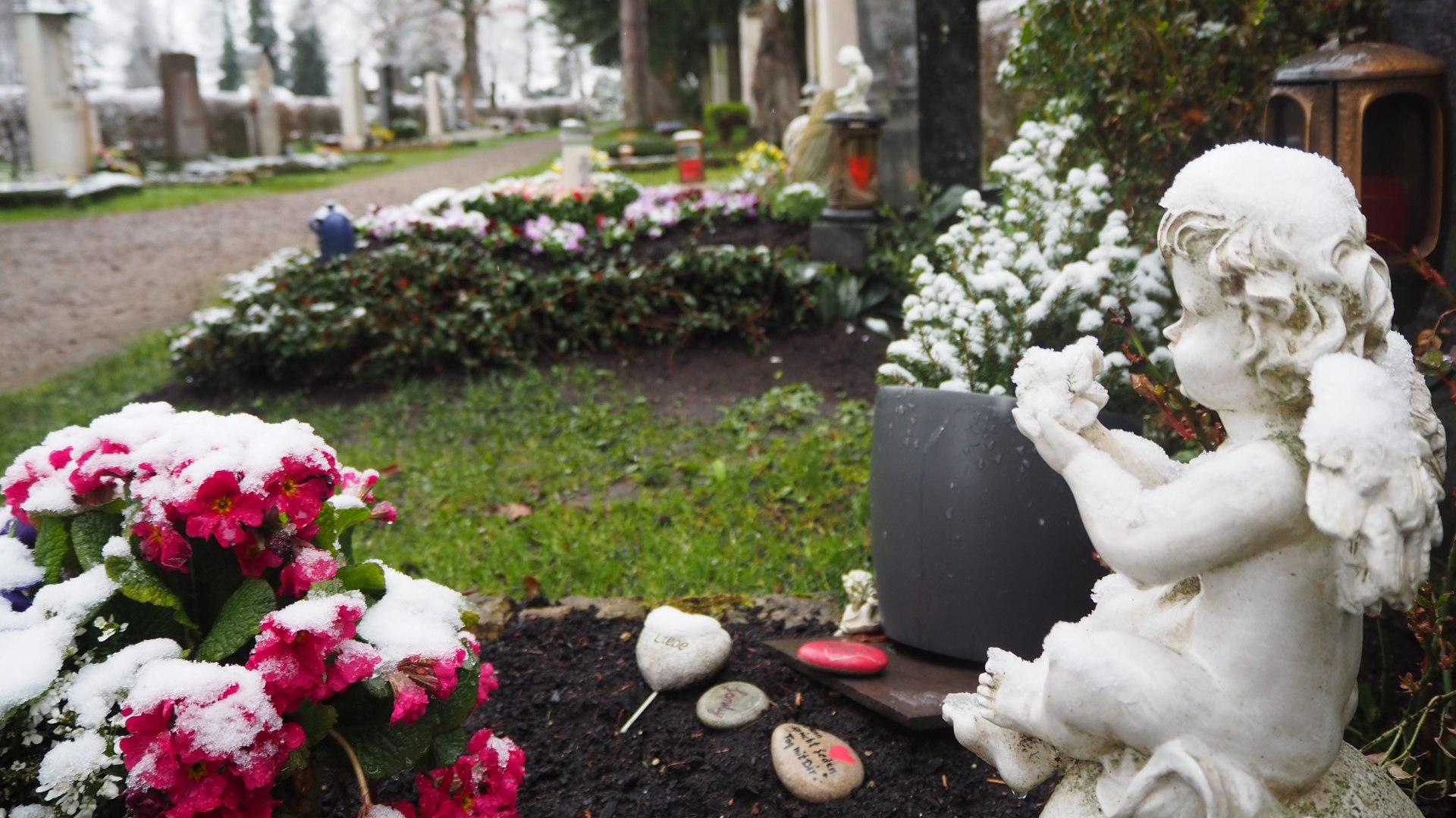 Ansicht auf ein Grab am Miesbacher Waldfriedhof, © Selina Benda Ansicht auf ein Grab am Miesbacher Waldfriedhof, © Selina Benda