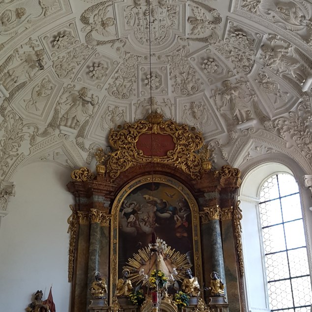 Blick auf Stuckdecke und Altar in der Föchinger Kirche, © Isabella Krobisch