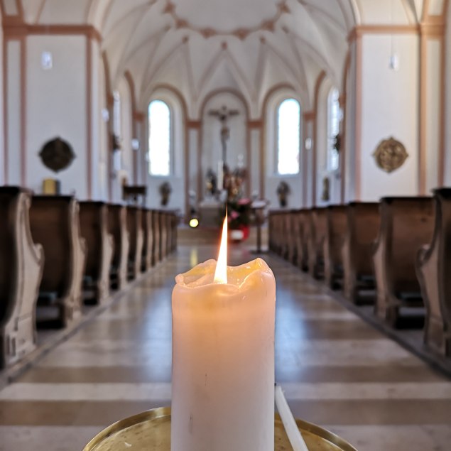 Kerze in Kirche, © Isabella Krobisch