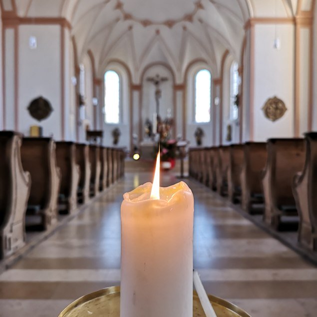 Kerze in Kirche, © Isabella Krobisch
