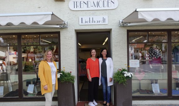 Die Mitarbeiter stehen vor dem Gesch&auml;ft, &copy; Verena Wolf