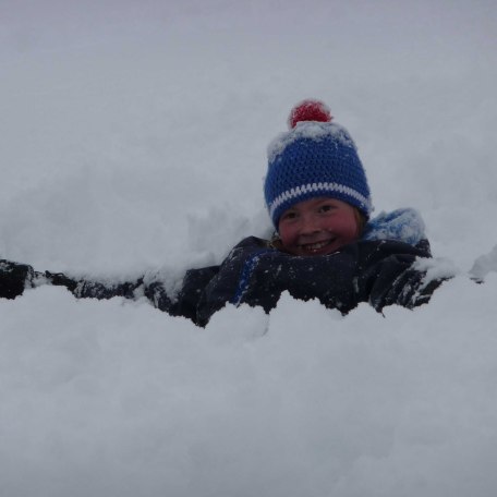 einfach nur im Schnee spielen, © im-web.de/ Kultur- und Tourismusamt Miesbach