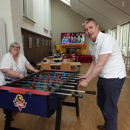 Martin Reents spielt Kicker mit Besucherin, © privat