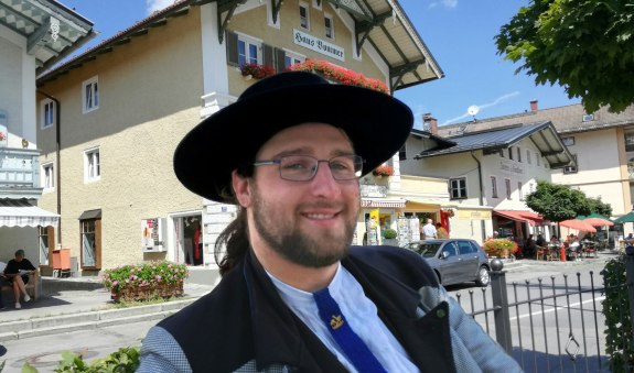 Wandergeselle Simon Freudig am Marktbrunnen, © Lisa Mayerhofer Wandergeselle Simon Freudig am Marktbrunnen, © Lisa Mayerhofer