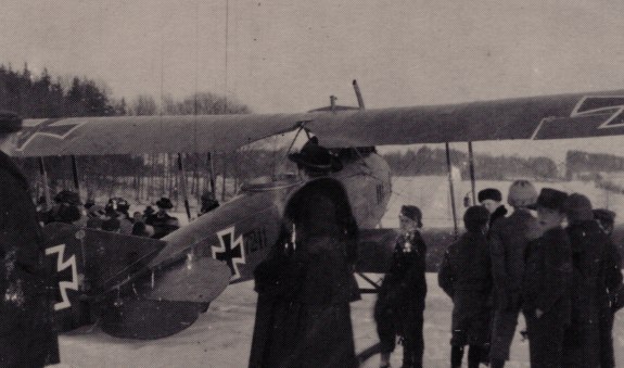 Militärmaschine auf der Wallenburger Wiese, © Stadtarchiv Miesbach
