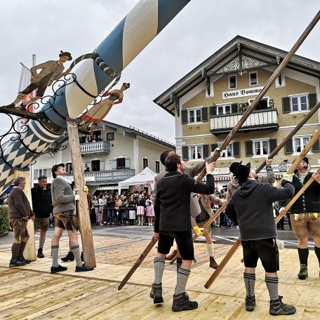 Aufstellung Maibaum 2022, &copy; Isabella Krobisch