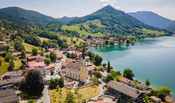 Schliersee Ort mit Kirche, © Alpenregion Tegernsee Schliersee