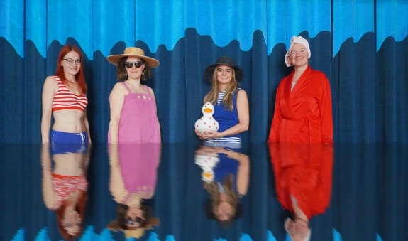 Team beim Baden, © Isabella Krobisch