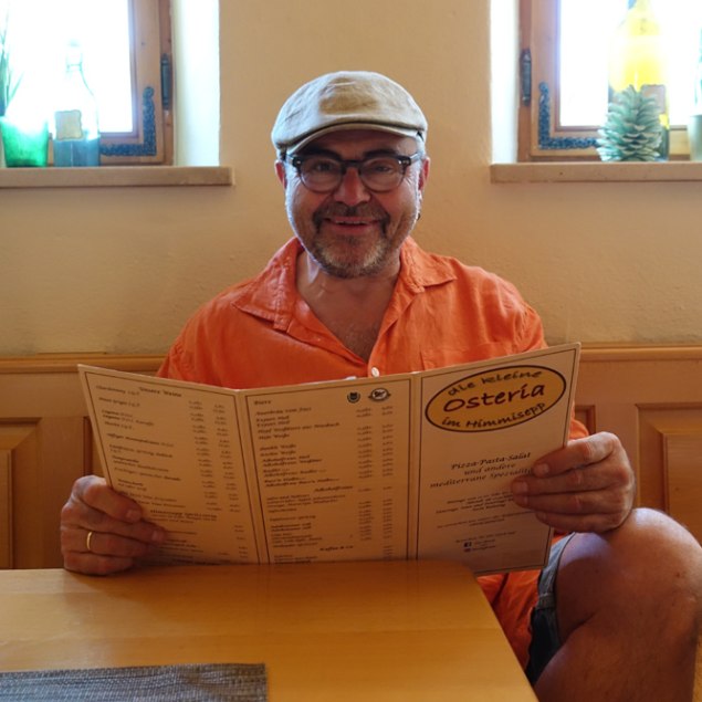 Klaus Glöckl sitzt in seiner Osteria im Himmisepp, © Verena Wolf