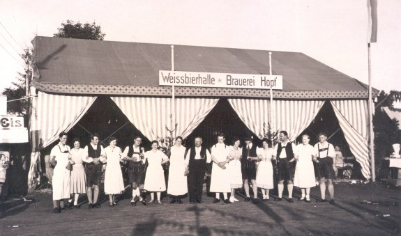 Zelt der Weißbierbrauerei auf dem Miesbacher Volksfest 1932 In der Mitte Maria und Josef Hopf, © Heimatmuseum Miesbach