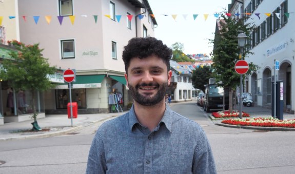 Marco Giannini steht auf dem Rathausvorplatz in Miesbach, © Selina Benda
