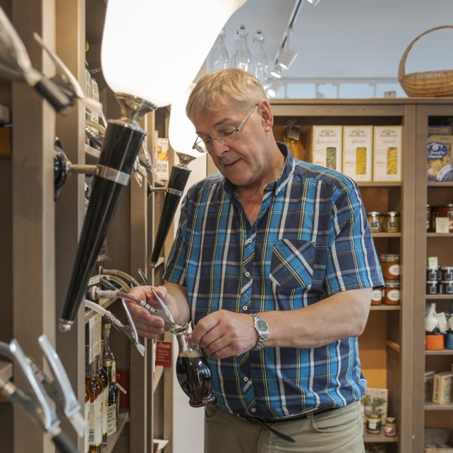 Michael Brunner zapft eine Flasche Wein ab., © Dietmar Denger