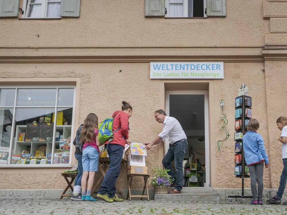 Kinder stehen vor dem Eingang, © Dietmar Denger