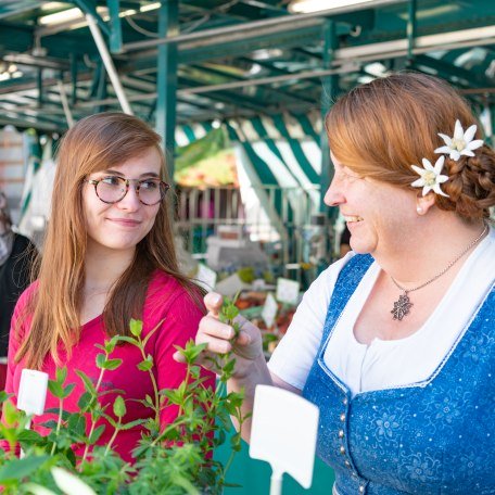 Margot und Lisa auf dem Grünen Markt in Miesbach, © Kulturamt der Stadt Miesbach