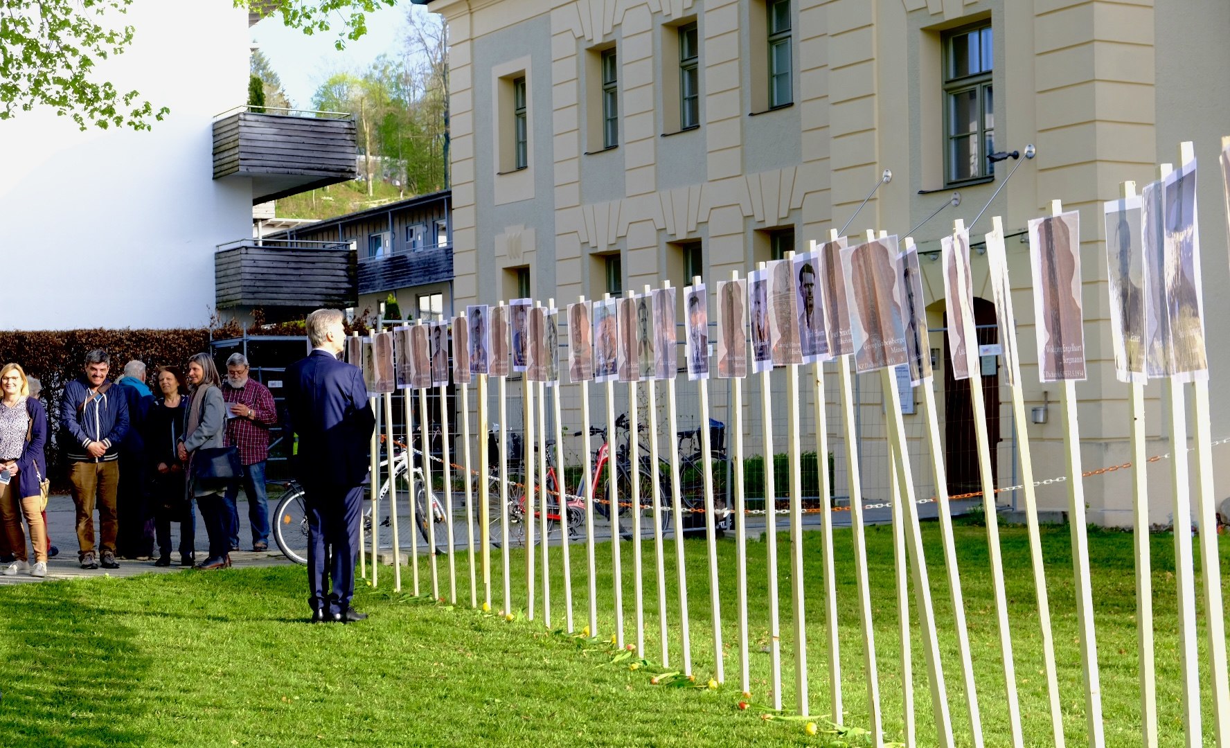 Landrat Olaf von Löwis vor den Fotos der ersten deportierten Männer, © Yuliia Usikova