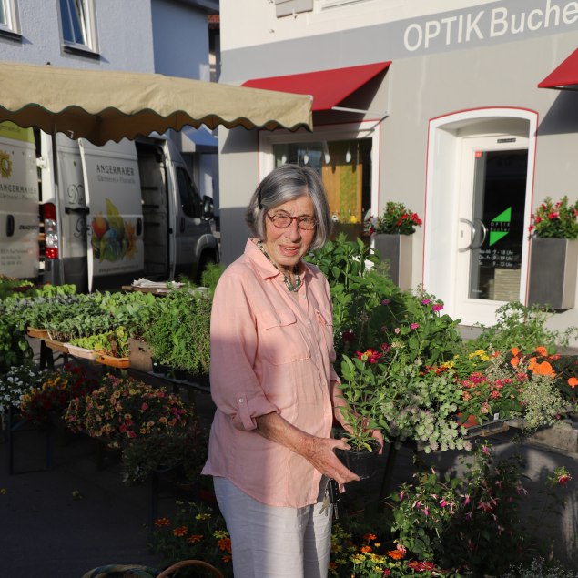 Candida Schlichting am Verkaufsstand vor Optik Bucher am Grünen Markt, © Kulturamt der Stadt Miesbach