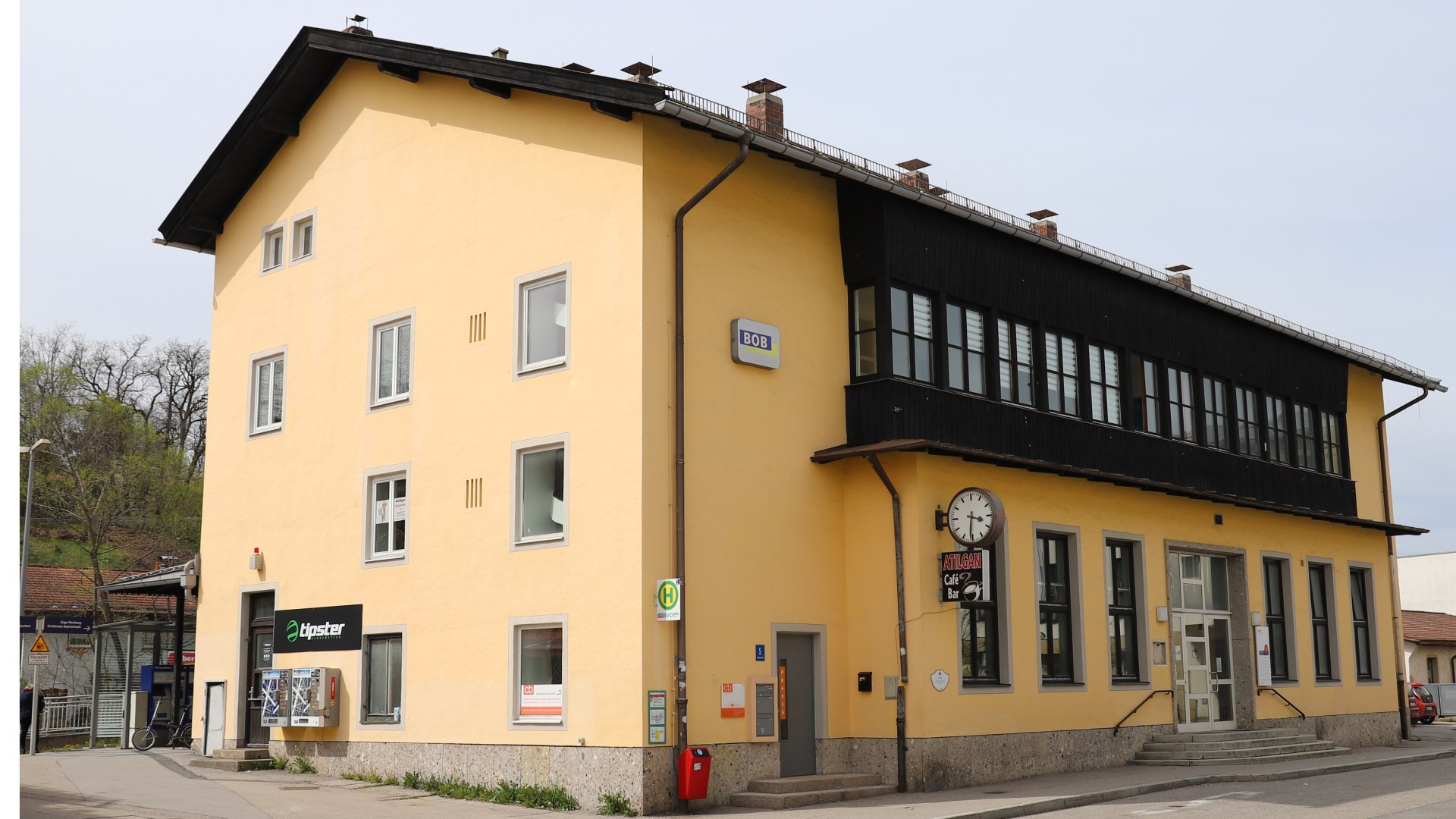 Bahnhof Miesbach Front, 2021, © Hartmut Wolf