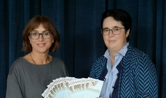 Die beiden halten die Flyer der Hospizwoche in den Händen, © Kulturamt der Stadt Miesbach