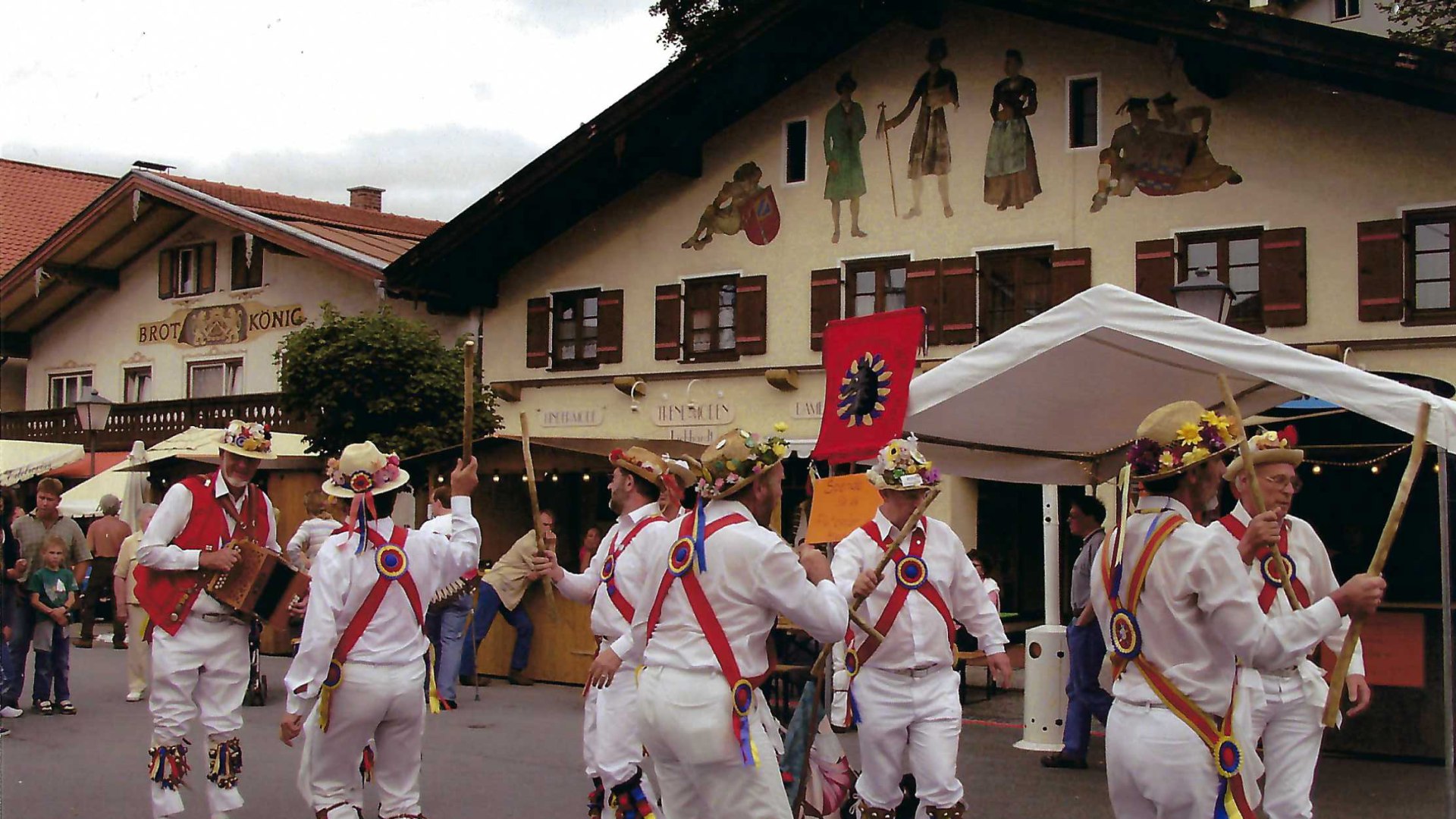 Morsikentänzer auf dem Marktplatz, © Judith Claremont-Fertl