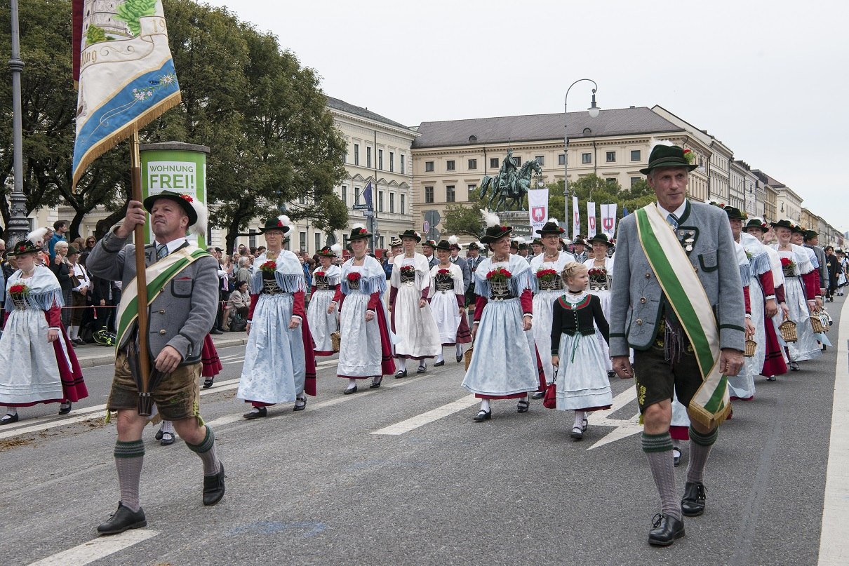 Ein Trachtenverein beim Festzug zum Oktoberfest, © Fotostudio Liebhart