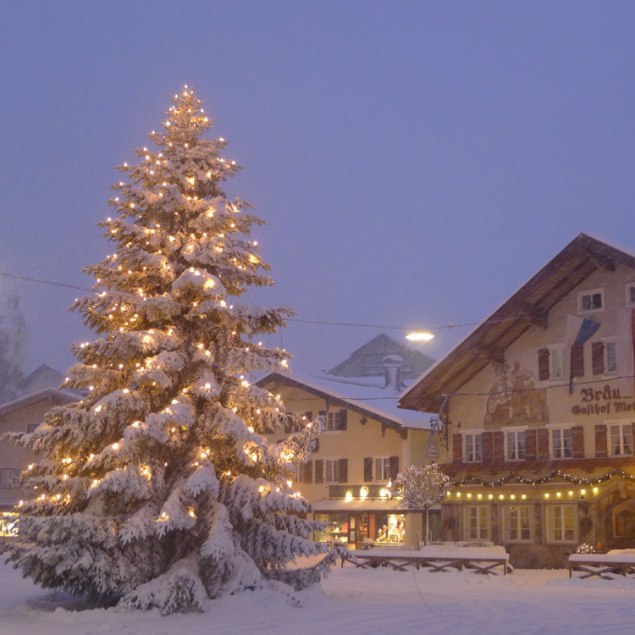 Beleuchteter Weihnachtsbaum am Marktplatz in Miesbach, © Kulturamt der Stadt Miesbach