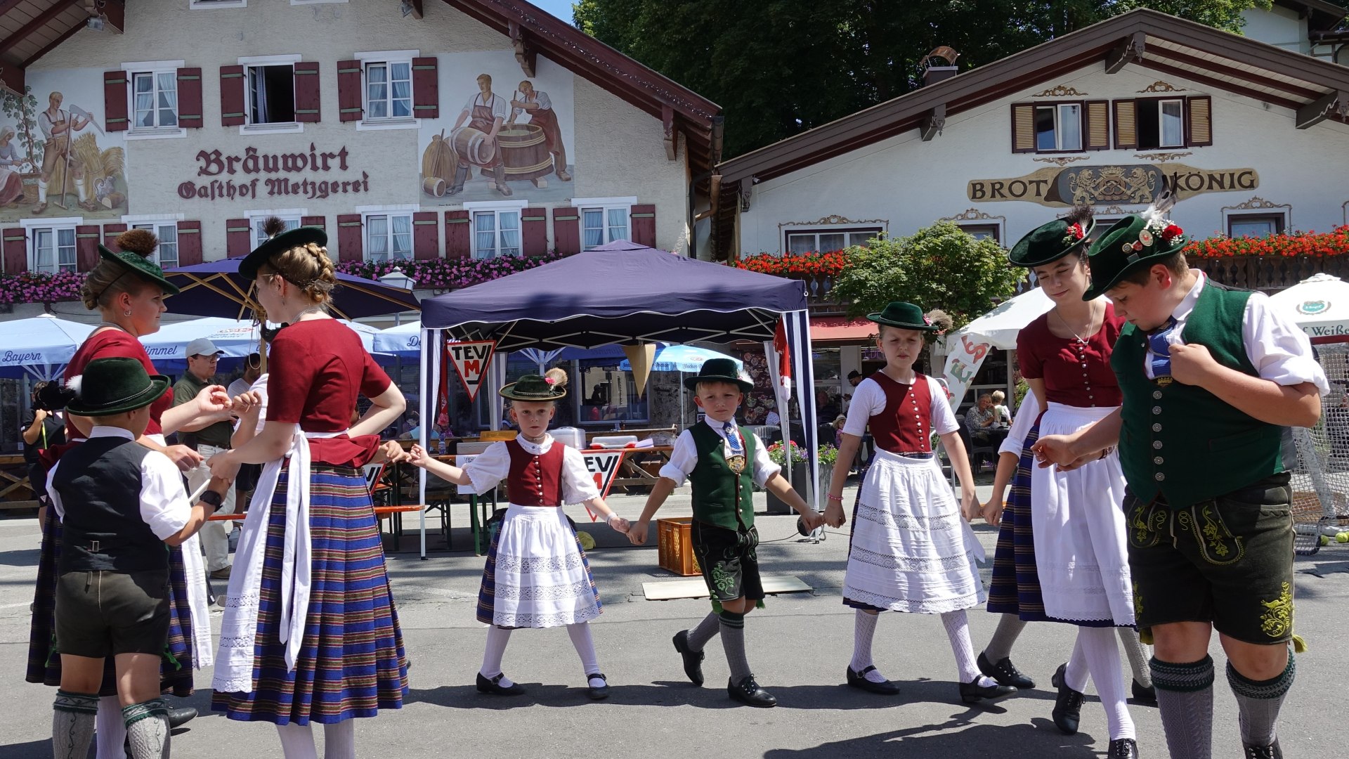 Kindertrachtengruppe am Marktplatz, © Verena Wolf