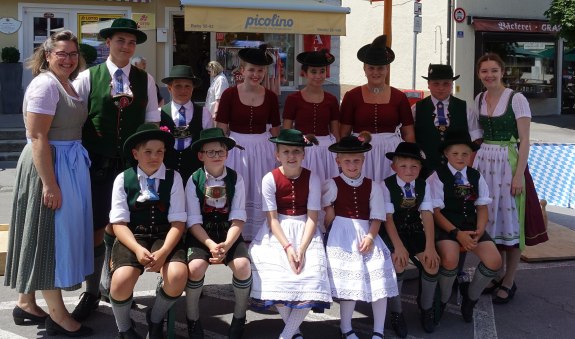 Kindertrachtengruppe am Marktplatz, © Verena Wolf