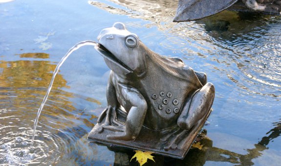 Frosch am Märchenbrunnen in Miesbach, © Isabella Krobisch Frosch am Märchenbrunnen in Miesbach, © Isabella Krobisch