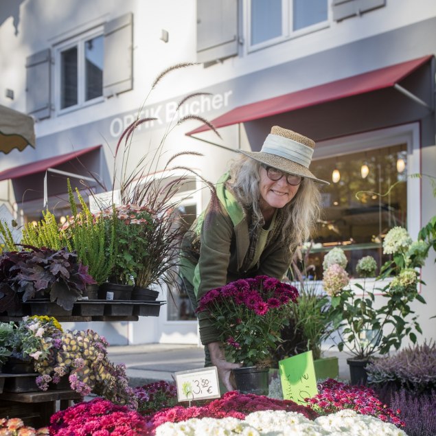 Frau Angermaier mit Blumentopf in der Hand, © Florian Bachmaier