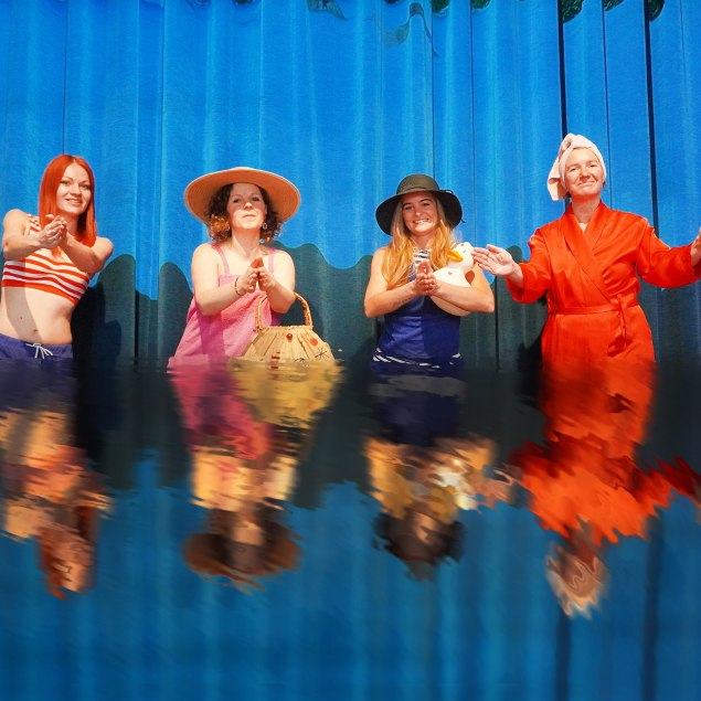 Team im Pool, © Isabella Krobisch