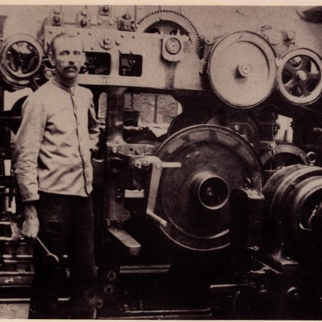 Mayr Maschinenmeister Franz Sonnleitner an einer Rotationsmaschine, © Museum Miesbach