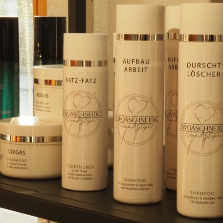 Haarprodukte Zwoaschneidig, © Selina Benda