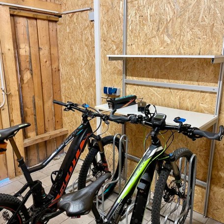 Abstellraum f&uuml;r eure R&auml;der mit Ladem&ouml;glichkeit E-Bike, &copy; im-web.de/ Kultur- und Tourismusamt Miesbach