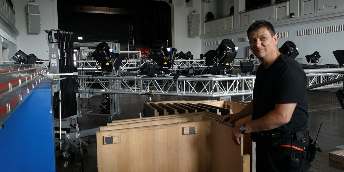 Haustechniker Manfred Hechenberger beim Aufbau der Kulissen der BR Fernsehsendung Jetzt red i, © Isabella Krobisch