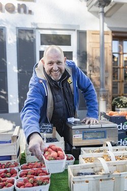 Michael Anzinger an seinem Marktstand auf dem Grünen Markt in Miesbach, © Florian Bachmeier
