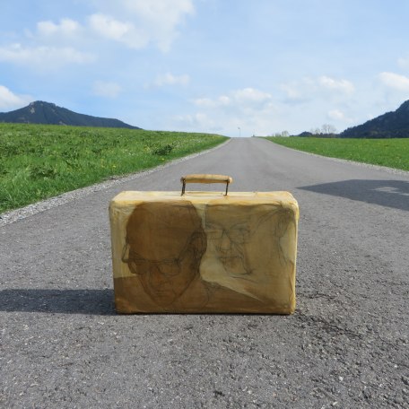 Ein Koffer steht auf einer Straße, © Siglinde Berndt