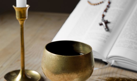 blick-auf-brot-und-wein-fur-die-religiose-zeremonie