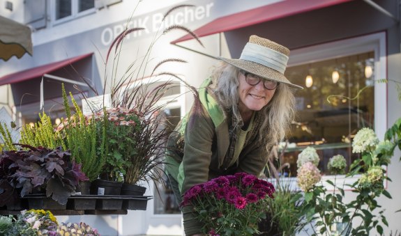 Frau Angermaier mit Blumentopf in der Hand, &copy; Florian Bachmaier