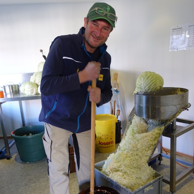 Christian Wieser beim Sauerkrautstampfen, © Verena Wolf