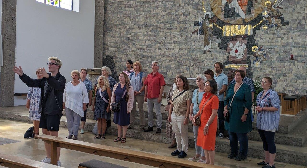 Spontanes Singen in der Pfarrkirche Bad Feilnbach, © Chor- und Orchesterverein