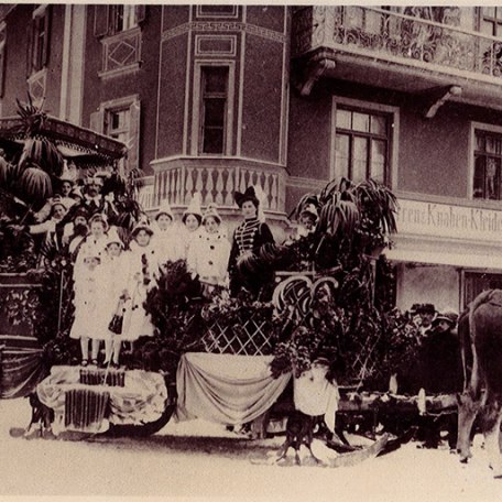 Faschingsumzug Fraunhoferstraße 1910, © Stadt Miesbach