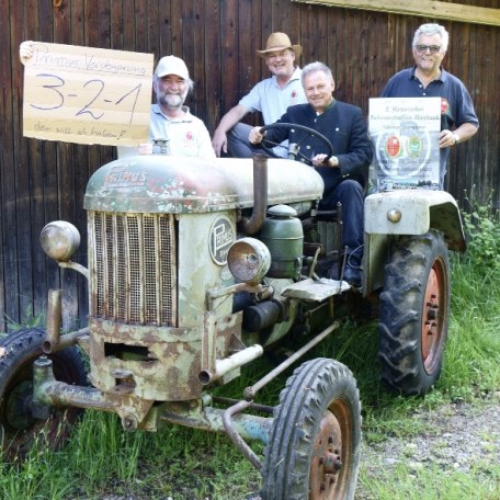 Die Oldtimerfreunde Miesbach e.V. Mitglieder stehen vor dem zu versteigernden Primus Traktor, © Arbeitsgruppe InklusionsSpielplatz