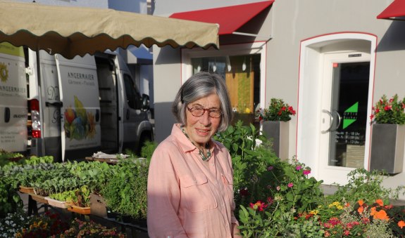 Candida Schlichting am Verkaufsstand vor Optik Bucher am Grünen Markt, © Kulturamt der Stadt Miesbach Candida Schlichting am Verkaufsstand vor Optik Bucher am Grünen Markt, © Kulturamt der Stadt Miesbach