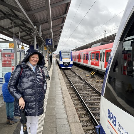Verena Wolf am Bahnhof Holzkirchen, © Hartmut Wolf
