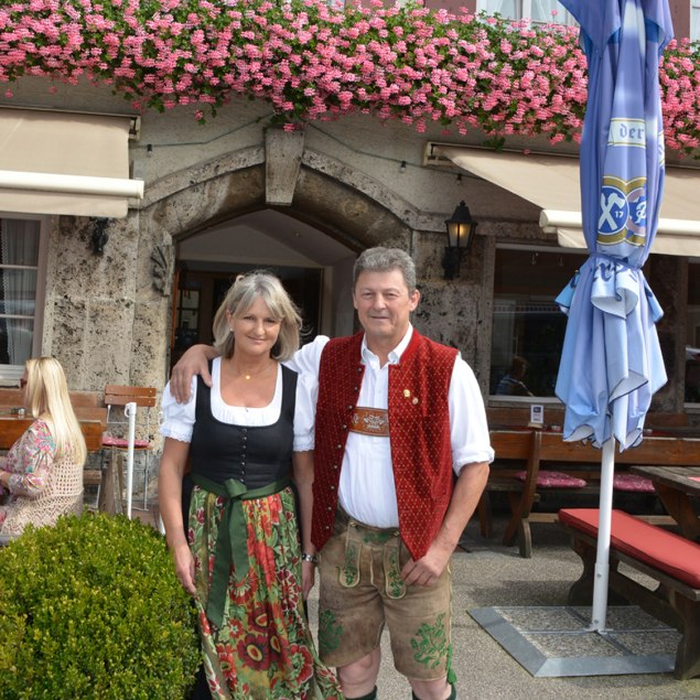 Klaus und Hanni Huber vor dem Gasthof Bräuwirt, © Kulturamt der Stadt Miesbach