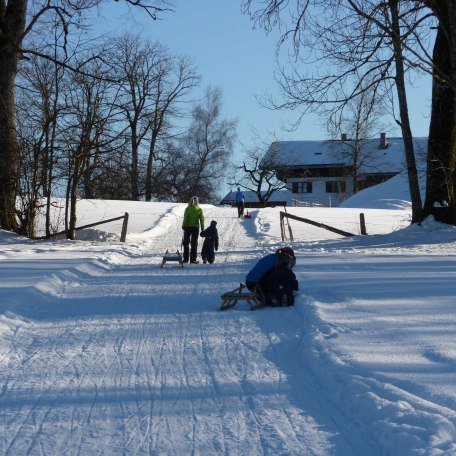 Schlittenbahn direkt vor dem Haus, © im-web.de/ Kultur- und Tourismusamt Miesbach