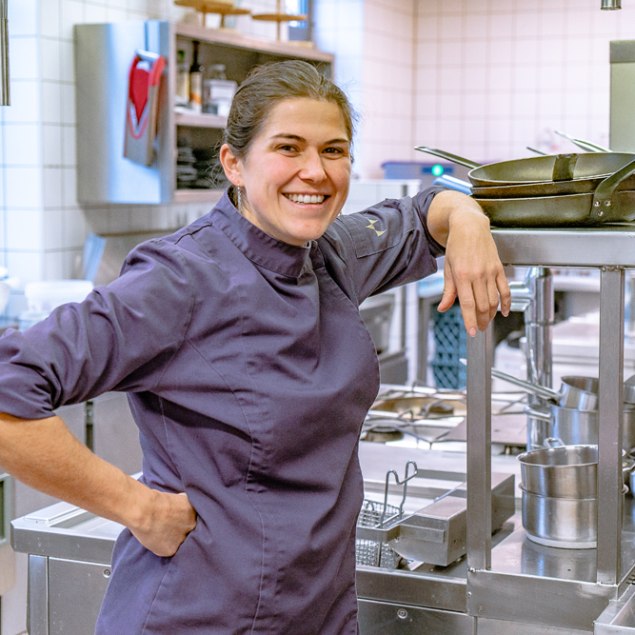 Margreth Nirschl steht in der Culinaria Küche, © Max Kalup