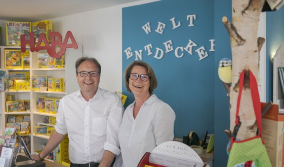 Zwei Mitarbeiter stehen an der Kasse, © Dietmar Denger Zwei Mitarbeiter stehen an der Kasse, © Dietmar Denger