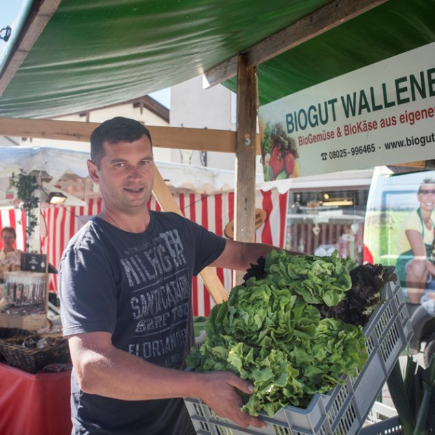 Marktstand von BioGut Wallenburg am Grünen Markt in Miesbach, © Florian Bachmeier